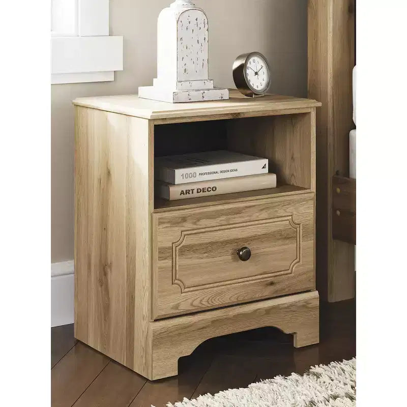 1-Drawer Nightstand – Warm Brown Oak, USB-A & USB-C Charging, Open Shelf Storage